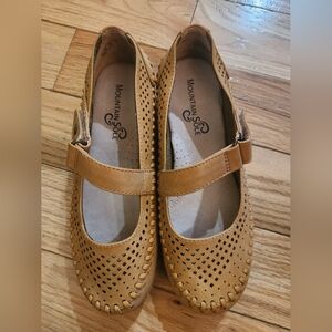 Mountain Sole Womens Tan Wenda Shoes Size 6 1/2M